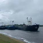 Dijkhofje, dichtbij strand, zee en meer.